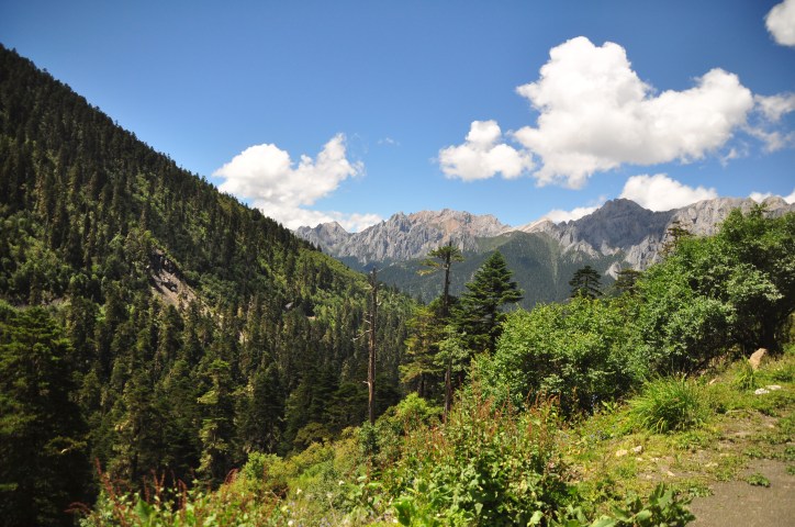 On the road to Litang