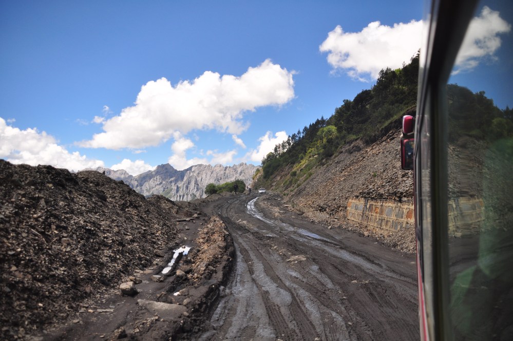 On the road to Litang