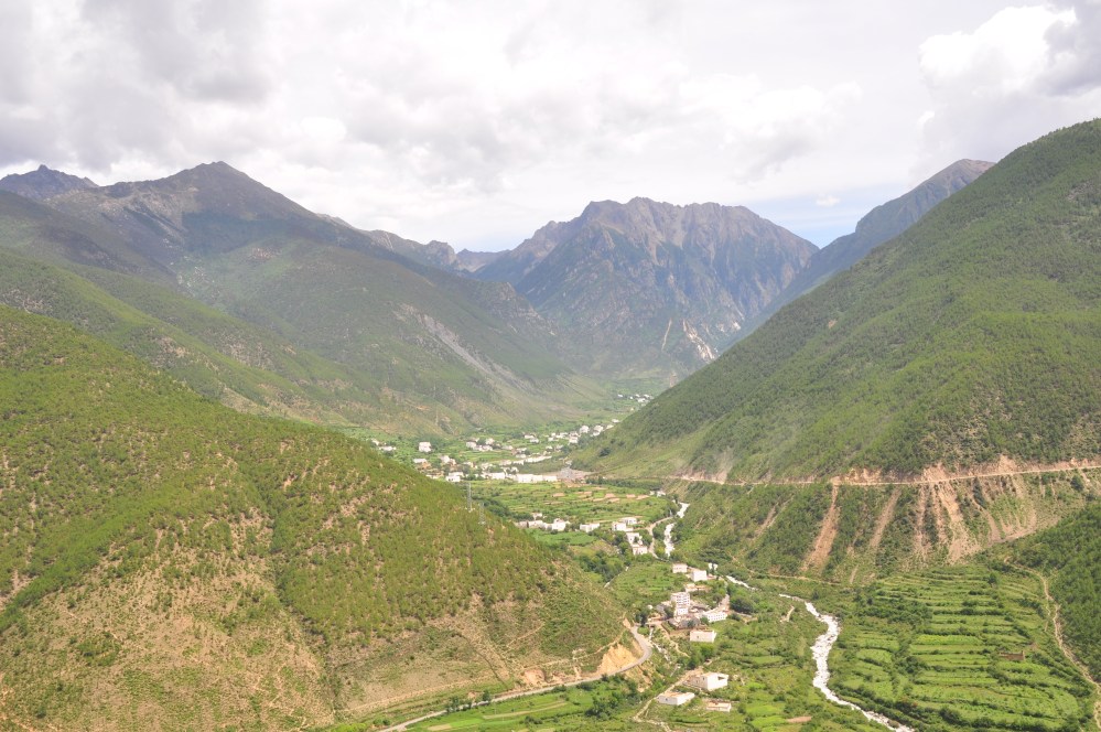 On the road to Litang