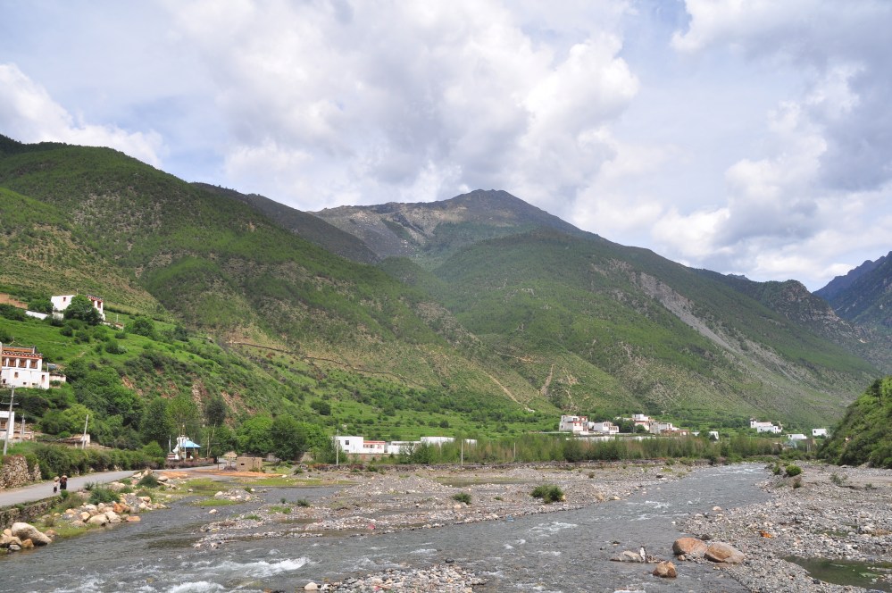 On the road to Litang