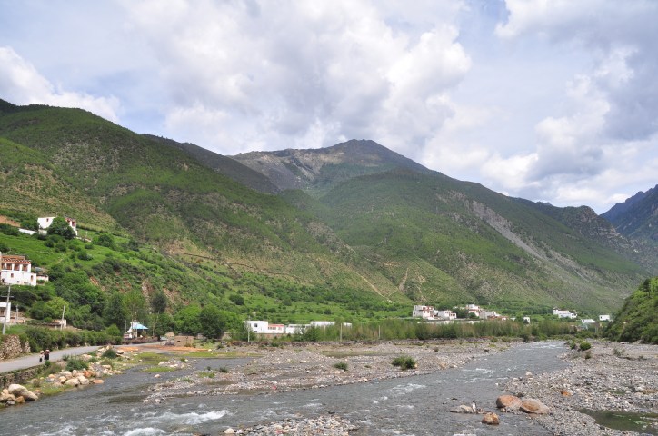On the road to Litang