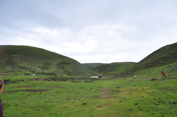 On the road to Litang